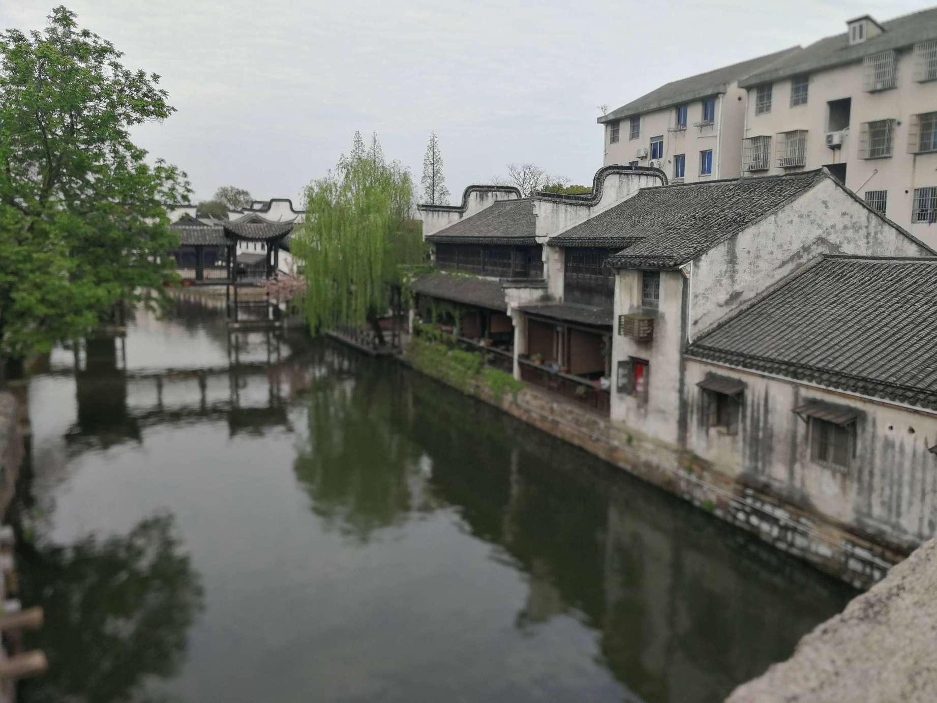 爱丽丝和他的伙伴正在金黄的沙滩上踢着足球他们显得十分快乐用英文怎么讲？游戏画面